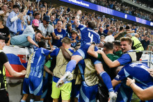 Radosť hráčov Slovana po strelení tretieho gólu v odvetnom stretnutí play-off Ligy majstrov ŠK Slovan Bratislava - FC Midtjylland v Bratislave. FOTO: TASR/Pavel Neubauer