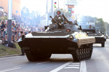 Prehliadka vojenskej techniky na centrálnych oslavách 80. výročia Slovenského národného povstania popri ceste na nábreží rieky Hron v Banskej Bystrici. FOTO: TASR/Ján Krošlák