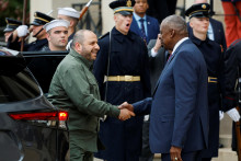 Americký minister obrany Lloyd Austin víta ukrajinského ministra obrany Rustema Umerova.  FOTO: Reuters