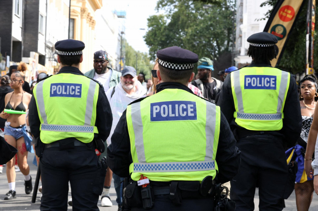 Policajná hliadka na karnevale v Notting Hill v Londýne. FOTO: Reuters