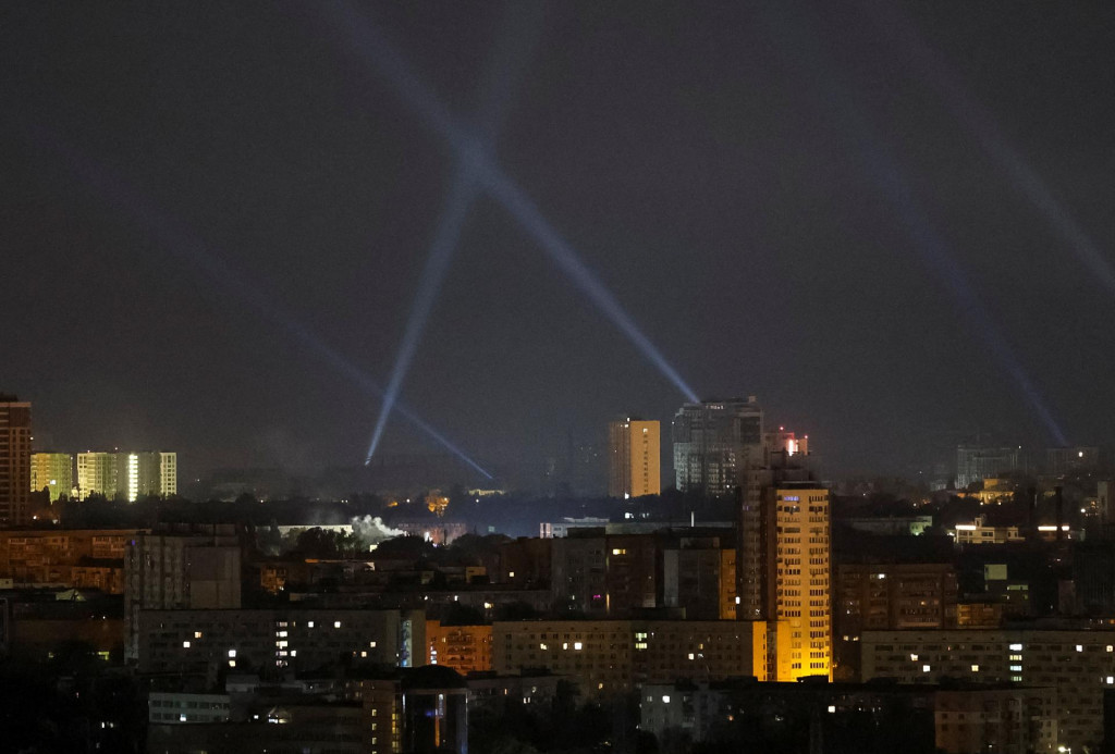 Ukrajinský personál používa svetlomety pri hľadaní dronov na oblohe nad mestom počas útoku ruských bezpilotných lietadiel. FOTO: Reuters