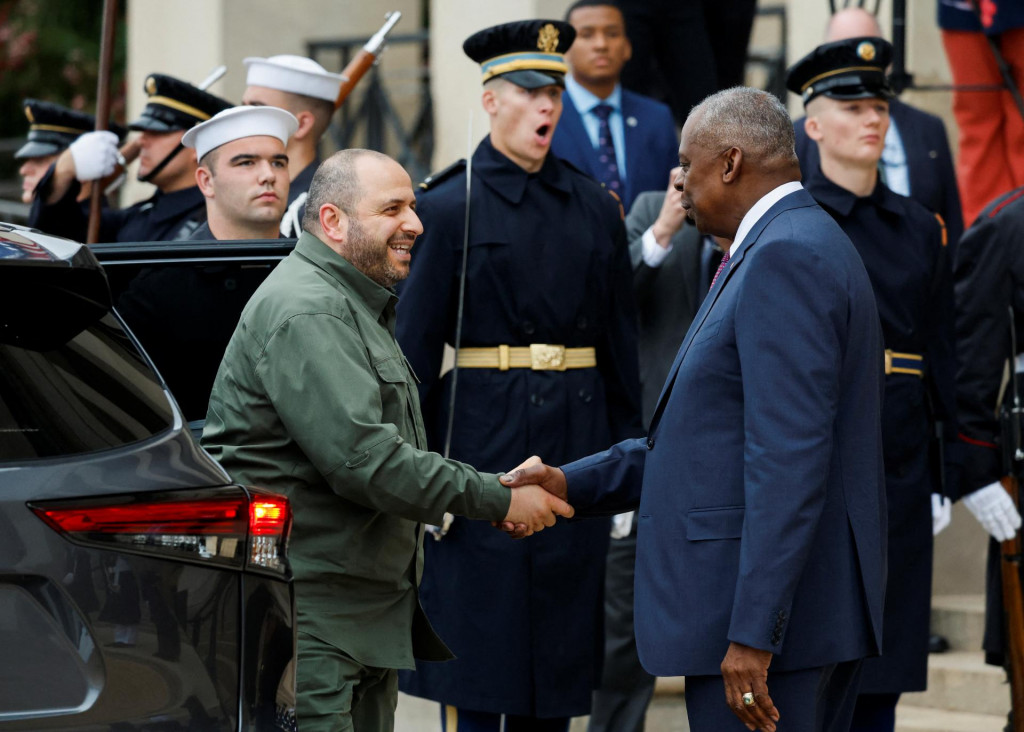 Americký minister obrany Lloyd Austin víta ukrajinského ministra obrany Rustema Umerova.  FOTO: Reuters