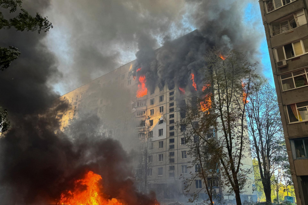 Horiaci bytový dom zasiahnutý ruským leteckým útokom uprostred ruského útoku na Ukrajinu v Charkove. FOTO: Reuters