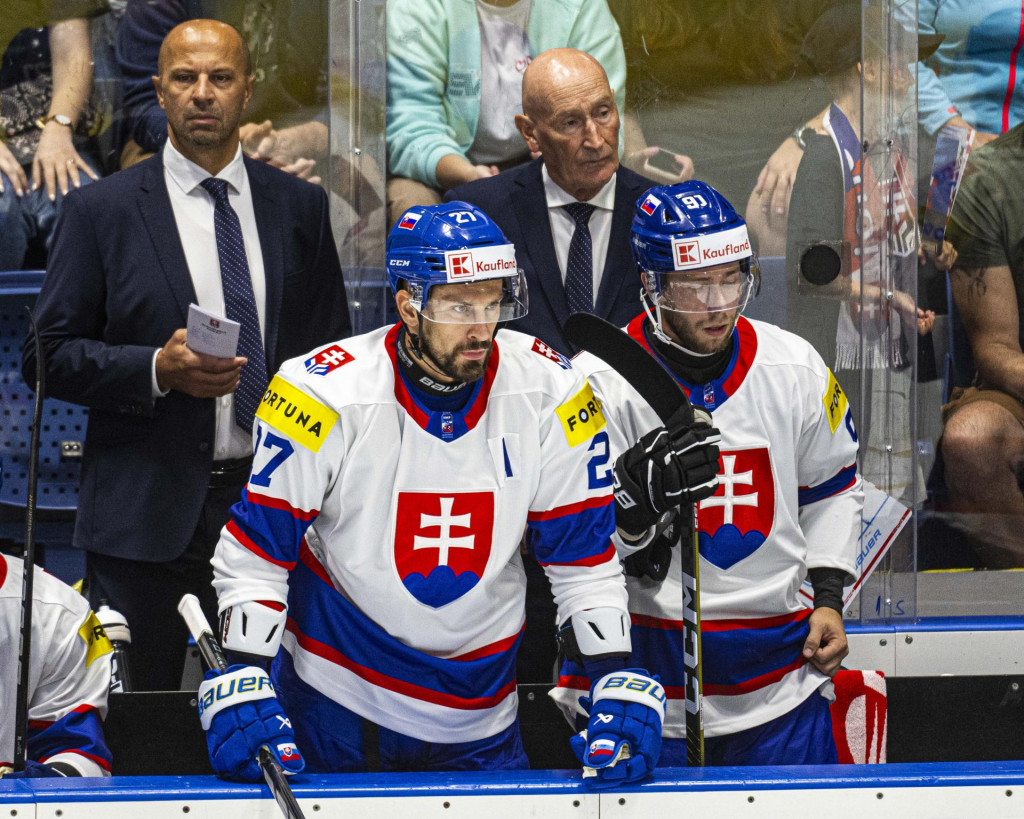 Asistent trénera Ján Pardavý, tréner slovenskej hokejovej reprezentácie Craig Ramsay, dole zľava Marek Hrivík a Matúš Sukeľ počas kvalifikačného zápasu D-skupiny na zimné olympijské hry 2026 Slovensko - Maďarsko. FOTO: TASR/Jakub Kotian