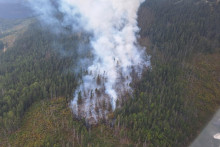 Nad obcou Pohorelá v okrese Brezno hasiči bojovali s požiarom lesa, ktorý sa rozhorel v piatok  popoludní. FOTO: TASR/HaZZ