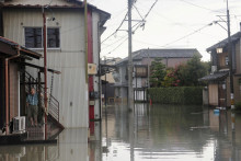 Rezidenčná štvrť postihnutá záplavami rieky Kuise spôsobenými tajfúnom Šan-Šan v japonskom meste Ogaki. FOTO: Reuters/Kyodo