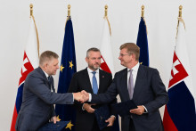 Prezident Peter Pellegrini (uprostred), vpravo podpredseda Národnej rady SR poverený jej riadením Peter Žiga (Hlas-SD) a vľavo predseda vlády Robert Fico (Smer-SD) si podávajú ruky po podpise memoranda o jednotnom postupe v otázkach zahraničnej politiky. FOTO: TASR/Martin Baumann