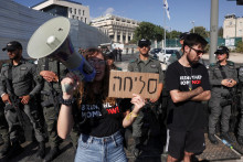 Osoba drží nápis „Prepáčte“ počas demonštrácie vyzývajúcej na okamžitý návrat rukojemníkov zadržiavaných v Gaze. FOTO: Reuters