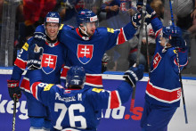 Slovenskí hokejisti sa radujú. FOTO: TASR/Martin Baumann