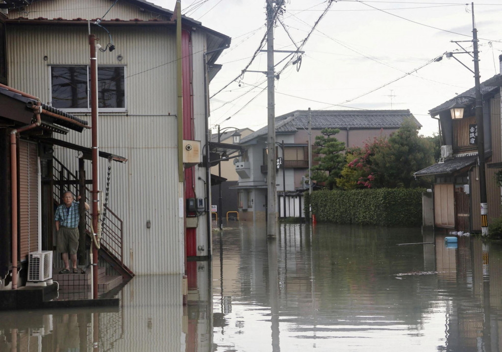 Rezidenčná štvrť postihnutá záplavami rieky Kuise spôsobenými tajfúnom Šan-Šan v japonskom meste Ogaki. FOTO: Reuters/Kyodo