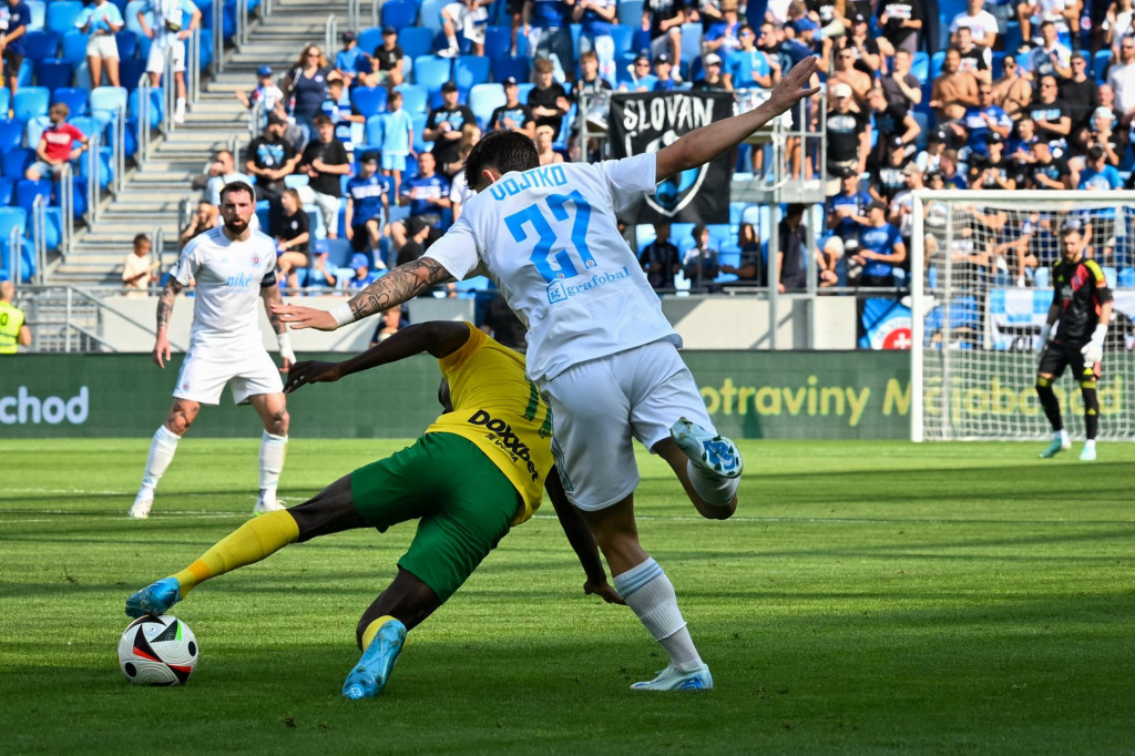 Na snímke zľava Samuel Gidi (MŠK Žilina) a Matúš Vojtko (ŠK Slovan Bratislava). FOTO: TASR/Pavol Zachar