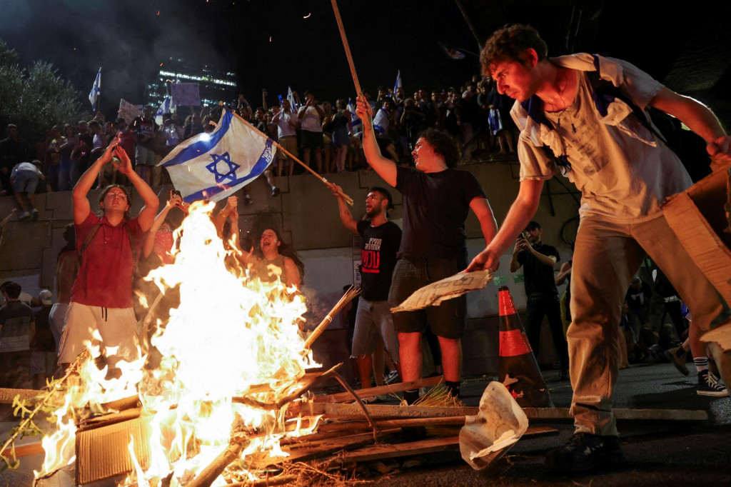 Demonštranti blokujú hlavnú cestu v Tel Avive aby prejavili podporu rukojemníkom, ktorí boli unesení počas útoku zo 7. októbra. FOTO: Reuters