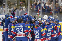 Slovenskí hokejoví reprezentanti sa radujú po víťazstve v záverečnom kvalifikačnom zápase D-skupiny na zimné olympijské hry 2026 Kazachstan - Slovensko. FOTO: TASR/Martin Baumann