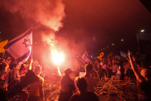 Ľudia blokujú cestu počas protestu po tom, čo militantná skupina Hamas našla v pásme Gazy šesť mŕtvych rukojemníkov v izraelskom meste Tel Aviv. FOTO: TASR/AP