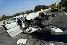 Policajti na mieste dokumentujú nehodu osobného auta a kamióna, ku ktorej došlo na 37. kilometri diaľnice. FOTO: Facebook polície