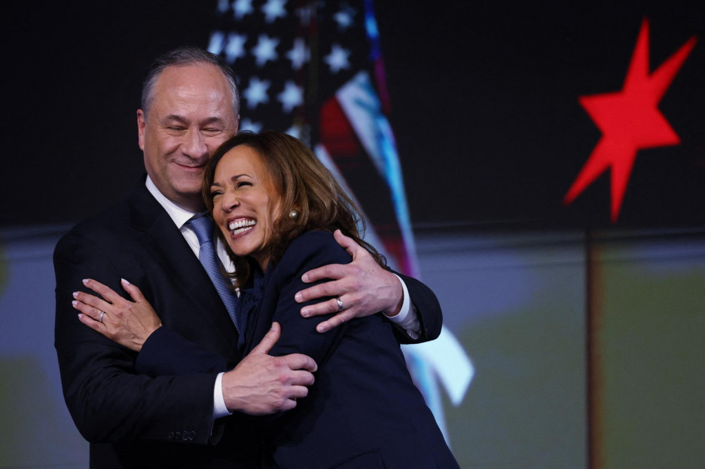 Kamala Harrisová vystúpila na augustovom nominačnom zjazde demokratov v Chicagu spolu so svojím manželom Dougom Emhoffom. FOTO: REUTERS