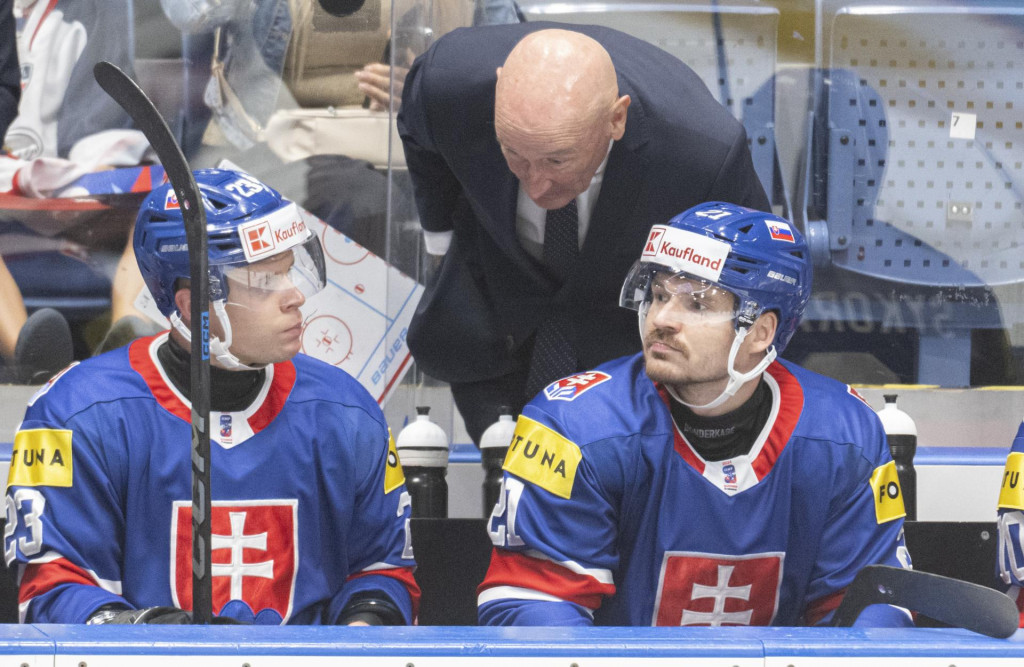 Uprostred tréner slovenských hokejistov Craig Ramsay a dole vľavo hokejisti Adam Liška a vpravo Miloš Kelemen. FOTO: TASR/Martin Baumann