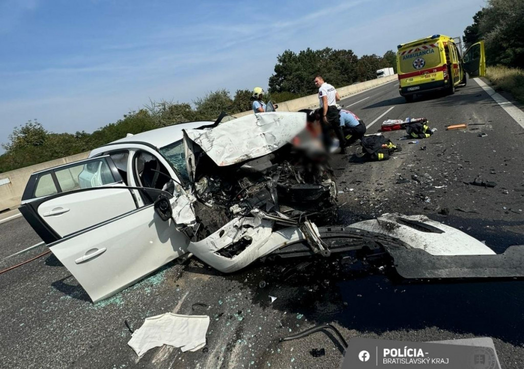 Policajti na mieste dokumentujú nehodu osobného auta a kamióna, ku ktorej došlo na 37. kilometri diaľnice. FOTO: Facebook polície