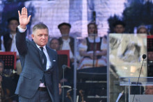 Premiér Fico chce zachovať sociálny štandard občanov. Členovia vlády si úroveň dokonca pozdvihli schválením zvýšenia odmien o tisíce eur. FOTO: TASR/M. Baumann