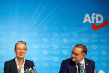 Spolulídri nemeckej strany Alternatíva pre Nemecko (AfD) Alice Weidelová a Tino Chrupalla po krajinských voľbách v Sasku a Durínsku žiarili. FOTO: REUTERS