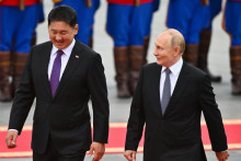 Ruský prezident Vladimir Putin a mongolský prezident Ukhnaagiin Khurelsukh. FOTO: Reuters