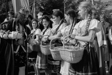 Na archívnej snímke z 20. septembra 1970 oberačkové slávnosti v Pezinku. FOTO: TASR- Štefan Petráš