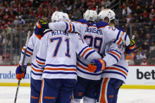 Center Edmonton Oilers Leon Draisaitl oslavuje gól proti New Jersey Devils. FOTO: Ed Mulholland/USA TODAY