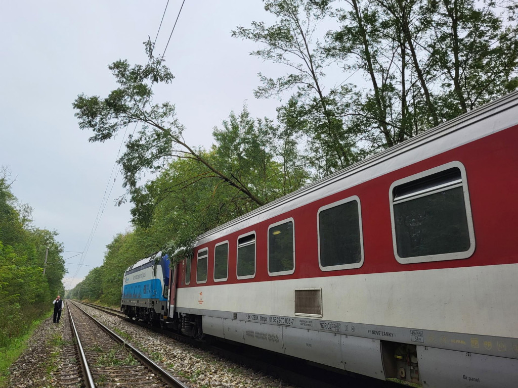 ZSSK sa rozhodla pre desaťročný prenájom 15 viacsystémových rušňov s možnosťou opcie na ďalších 15. Podľa jej vedenia to predstavuje najoptimálnejšie riešenie z viacerých hľadísk. FOTO: TASR/Nikol Pisoňová