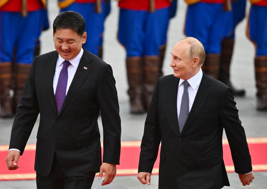 Ruský prezident Vladimir Putin a mongolský prezident Ukhnaagiin Khurelsukh. FOTO: Reuters