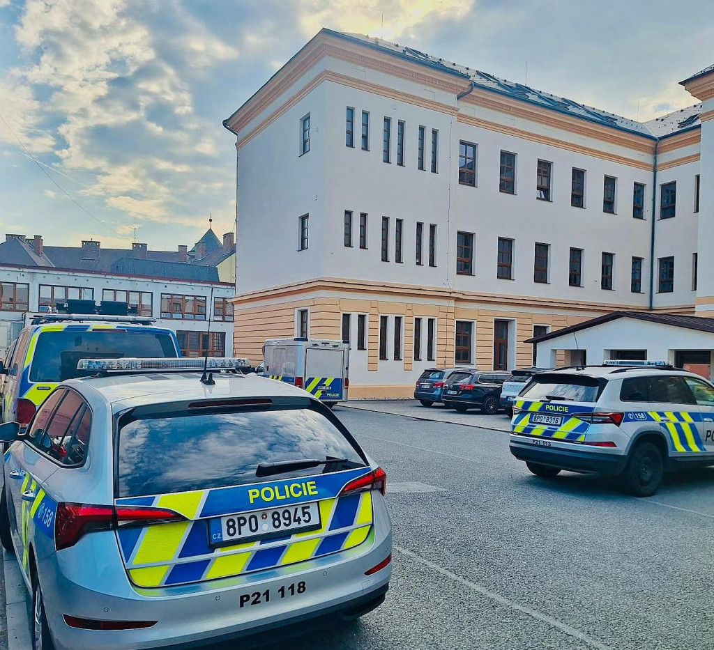 Polícia zasahuje na základnej školy po útoku nožom. FOTO: Policie ČR