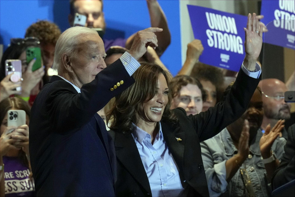 Demokratická kandidátka na prezidenta Kamala Harrisová vedie kampaň s prezidentom Joeom Bidenom v sále odborov IBEW Local Union #5 v Pittsburghu. FOTO: TASR/AP