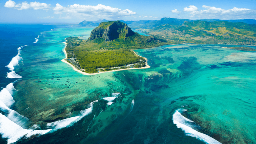 Zatiaľ čo na Zanzibar sa dostanete z Bratislavy a Prahy, Phuket a Maurícius budú dostupné z letísk v Bratislave, Brne a Ostrave.

FOTO: easemytrip.com