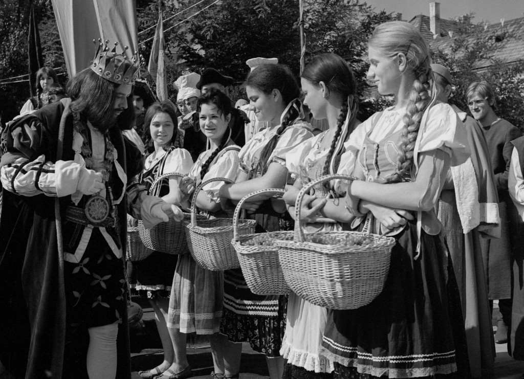 Na archívnej snímke z 20. septembra 1970 oberačkové slávnosti v Pezinku. FOTO: TASR- Štefan Petráš