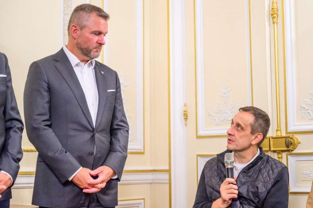 Prezident Peter Pellegrini a predseda Slovenského paralympijského výboru Ján Riapoš počas stretnutia na veľvyslanectve Slovenskej republiky vo Francúzsku. FOTO: TASR/Jaroslav Novák