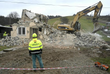 Demolácia poškodeného domu po minuloročnom zemetrasení v obci Baškovce v okrese Humenné.