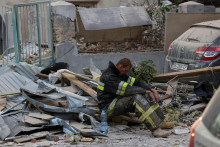 Ruské nálety na Ľvov zasiahli niekoľko obytných budov. FOTO: Reuters