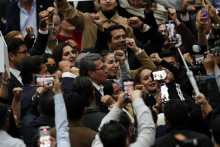 Ricardo Monreal z vládnucej strany Morena a ďalší zákonodarcovia reagujú po schválení reformy súdnictva, ktorú navrhol mexický prezident Andres Manuel Lopez Obrador. FOTO: Reuters