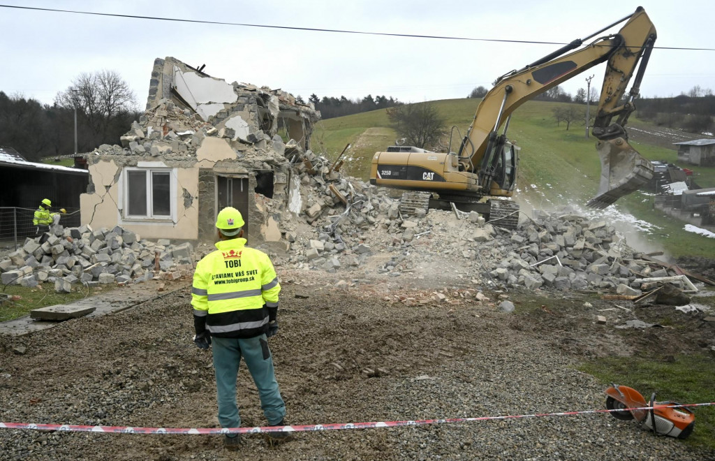 Demolácia poškodeného domu po minuloročnom zemetrasení v obci Baškovce v okrese Humenné.