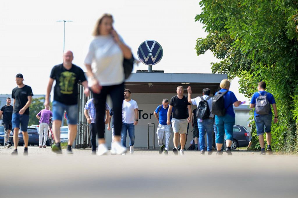 Zamestnanci Volkswagenu kráčajú pri vchode pred pravidelným stretnutím zamestnaneckej rady Volkswagenu s pracovníkmi v Nemecku. FOTO: Reuters