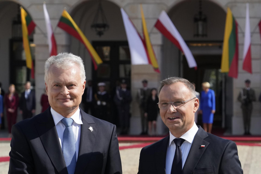 Poľský prezident Andrzej Duda (vpravo) a litovský prezident Gitanas Nauseda. FOTO: TASR/AP