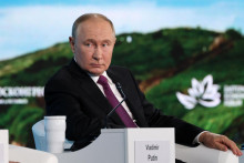 Ruský prezident Vladimir Putin na plenárnom zasadnutí Východného ekonomického fóra vo Vladivostoku. FOTO: Reuters