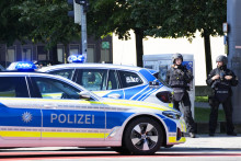 Policajti blokujú ulicu po policajnej prestrelke s podozrivou osobou neďaleko izraelského konzulátu a mestského múzea s históriou z éry nacizmu v Mníchove. FOTO: TASR/AP
