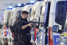 Policajti stoja pri svojich autách po policajnej prestrelke s podozrivou osobou neďaleko izraelského konzulátu a mestského múzea s históriou z éry nacizmu v Mníchove. FOTO: TASR/AP