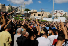 Smútoční hostia sa búria počas pohrebu štyroch palestínskych militantov, ktorí boli zabití pri izraelskom nálete. FOTO: Reuters