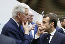 Prezident Emmanuel Macron vymenoval bývalého vyjednávača EÚ pre brexit za nového francúzskeho premiéra. FOTO: Michel Euler