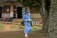 Zdravotnícky pracovník nosí lieky, ktoré má podať mužovi trpiacemu na mpox vo Všeobecnej nemocnici Kamituga v Kongu. FOTO: TASR/AP