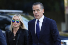 Hunter Biden, syn prezidenta USA Joea Bidena a jeho manželka Melissa Cohenová Bidenová. FOTO: TASR/AP