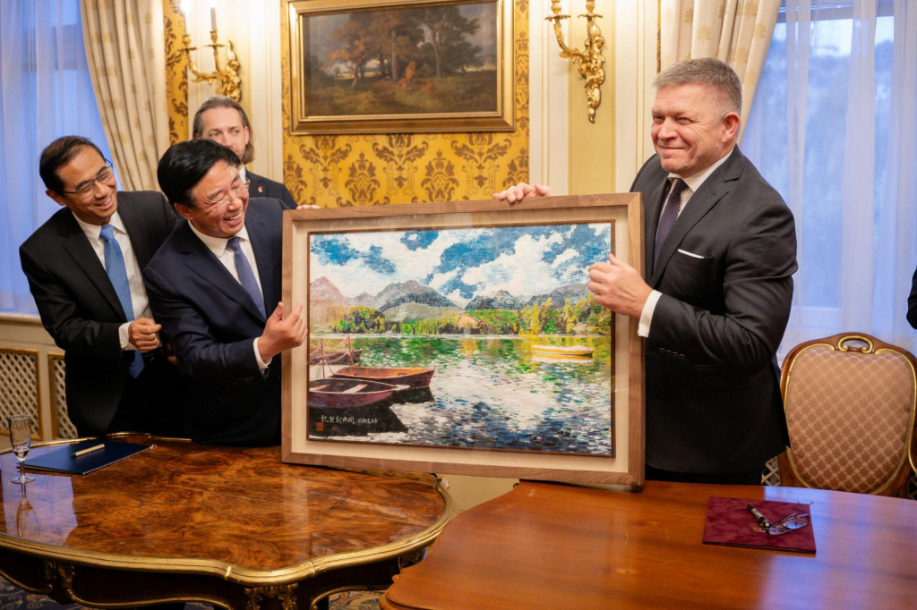 Robert Fico so zástupcami investorov v Šuranoch. FOTO: Úrad vlády