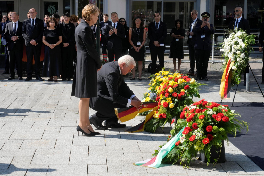 Nemecký prezident Frank Walter Steinmeier a jeho manželka Elke Budenbender sa zúčastňujú v Solingene na ceremónii kladenia vencov za obete útoku nožom, pri ktorom minulý týždeň zahynuli traja ľudia. FOTO: Reuters