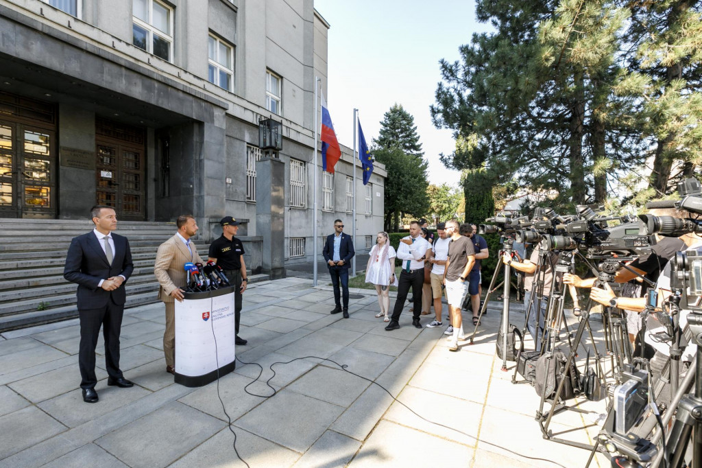 Sprava viceprezident Policajného zboru pre vnútorný poriadok a bezpečnosť Rastislav Polakovič, minister vnútra Matúš Šutaj Eštok a minister školstva Tomáš Drucker počas tlačovej konferencie k 270 nahláseným bombovým hrozbám na Slovensku. FOTO: TASR/Dano Veselský